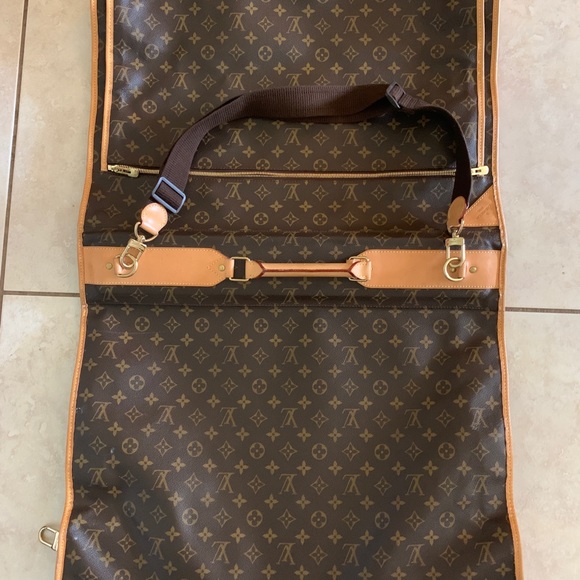 Louis Vuitton - Picture 2 of 9